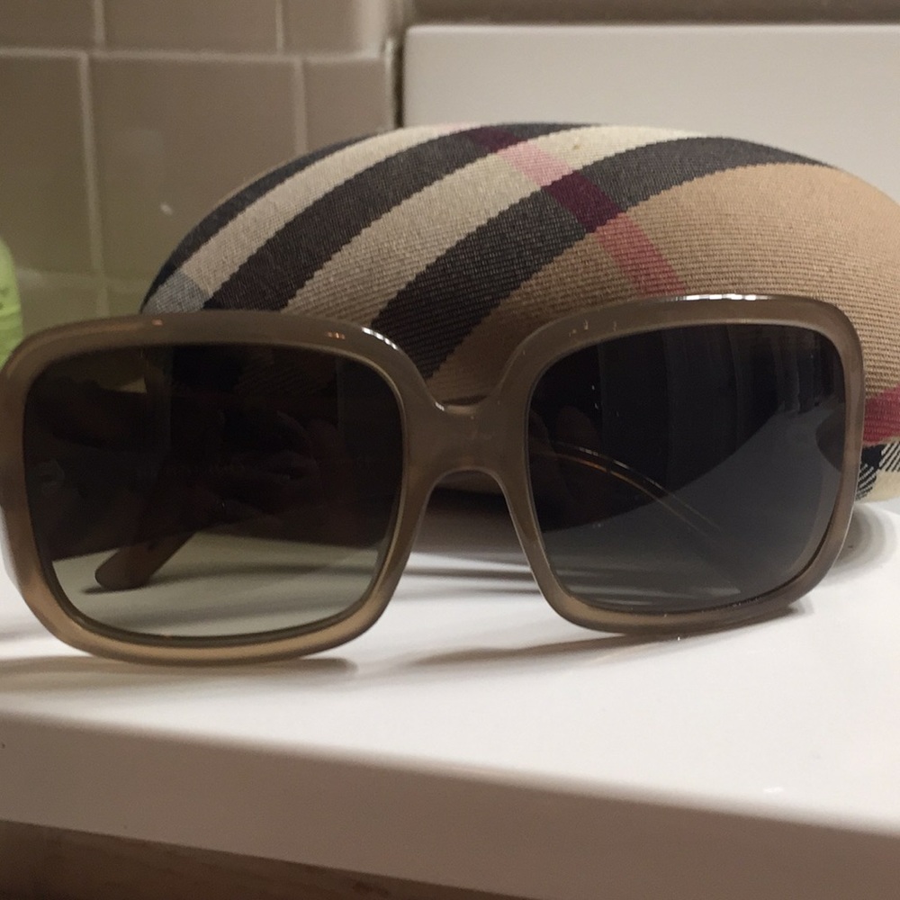 Burberry Sunglasses 4073 and Case